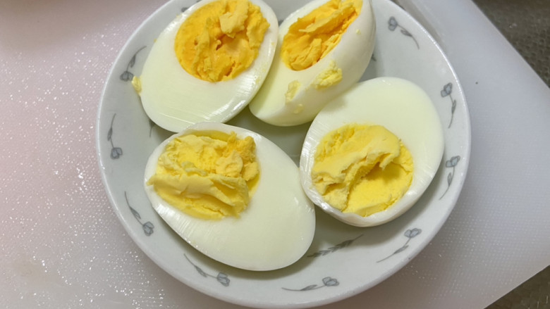 酸汤粉➕肉末酸汤米粉,蒸好的鸡蛋剥壳，对半切开备用