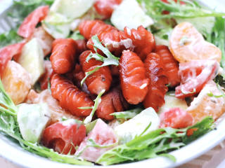 红肠沙拉水果时蔬,放入盘中，码上煎好的红肠，吃的时候拌匀即可。