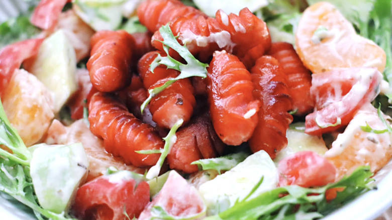 红肠沙拉水果时蔬,放入盘中，码上煎好的红肠，吃的时候拌匀即可。