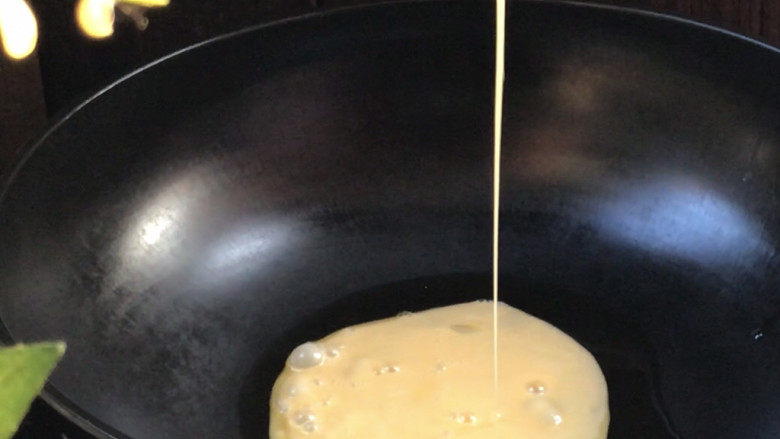青菜鸡蛋炒河粉,起锅热油，倒入蛋液煎熟