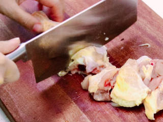 土豆香菇焖鸡,鸡腿肉洗净后切成大小均匀的块