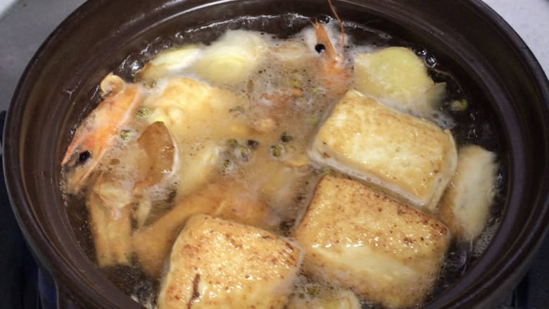 虾仁豆腐煲,倒入烧有热水的砂锅煲内，煮沸后再煮2分钟