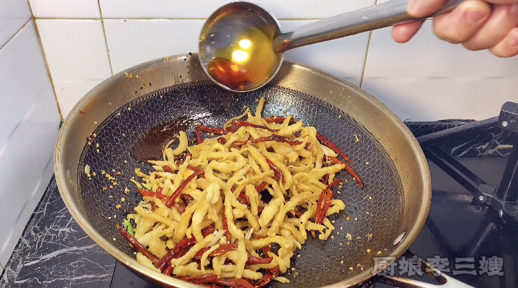 麻辣鸡丝制作方法,加入红油并翻炒均匀