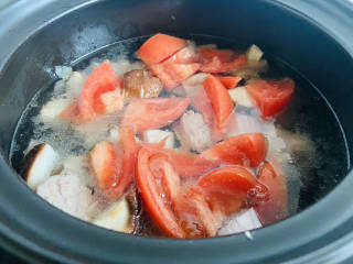 番茄烧排骨,加入热水大火烧开转中火焖煮40分钟