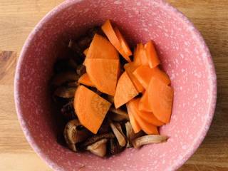 养生汤—香菇肉片汤,胡萝卜切片