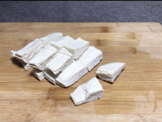 冻豆腐炖冬瓜,冻豆腐提前取出，放清水中浸泡解冻，再挤干水，切成小块备用