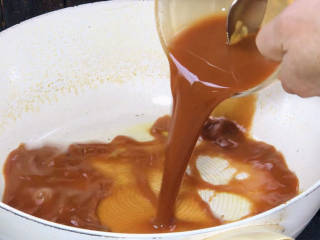 柠檬鸡柳,小心点倒出热油，锅留底油，倒入料汁，拌匀至沸腾