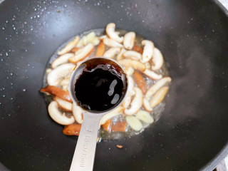 香菇肉片煲,加入1勺蚝油