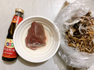 牛肉炒笋片,主要食材如图所示示意，牛肉、蚝油、笋干等。