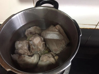 大骨头山药汤,放入高压锅中，加入适量清水，煮到冒大气后改中火继续煮十五分钟左右
