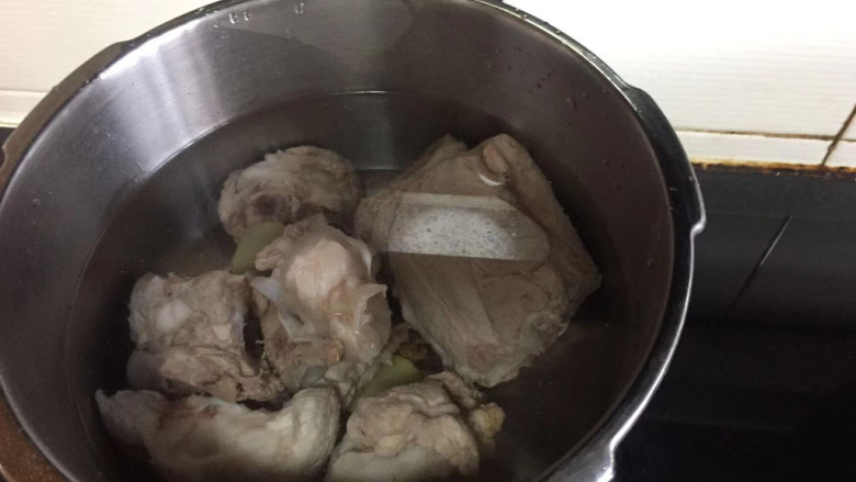 大骨头山药汤,放入高压锅中，加入适量清水，煮到冒大气后改中火继续煮十五分钟左右