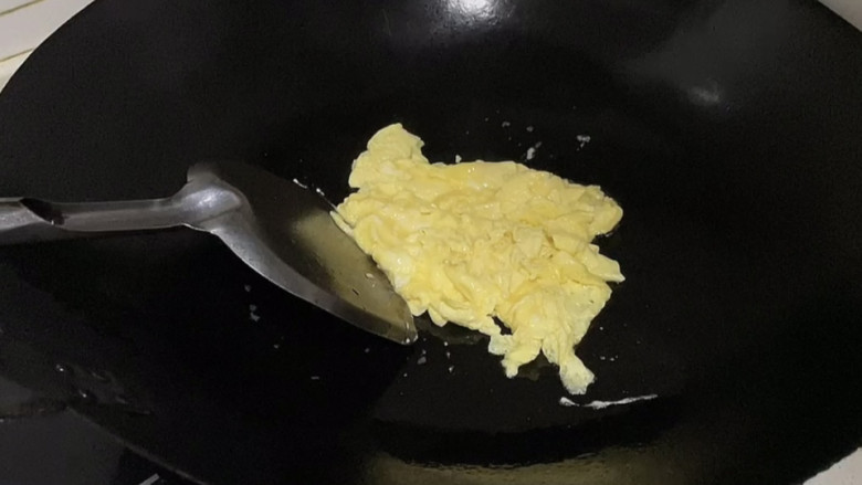 南瓜炒鸡蛋,煎制鸡蛋凝固盛出备用