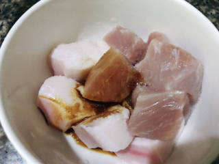 土豆回锅肉,加入盐，生抽腌制10分钟