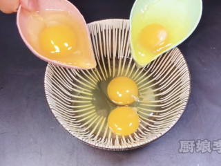 #闹元宵#好看还好吃的双色松花蛋肠制作方法,四个鸡蛋打入碗中