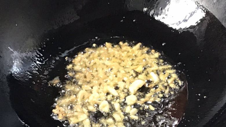 白菜炒蘑菇,再起锅放入适量食用油，放入姜蒜末炒香