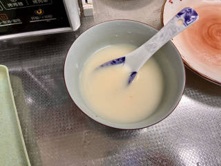 荷兰豆藕片,最后加入两汤匙清水拌匀，尝下咸淡，如果觉得淡可以补充一点食盐