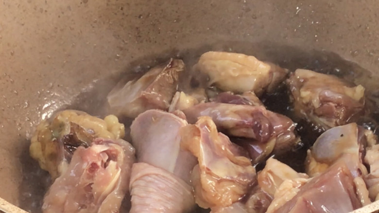 山药焖鸡,放入腌制好的鸡肉，炒匀