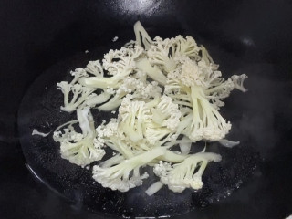 茄汁花菜,锅中倒入适量清水煮沸后加入花菜