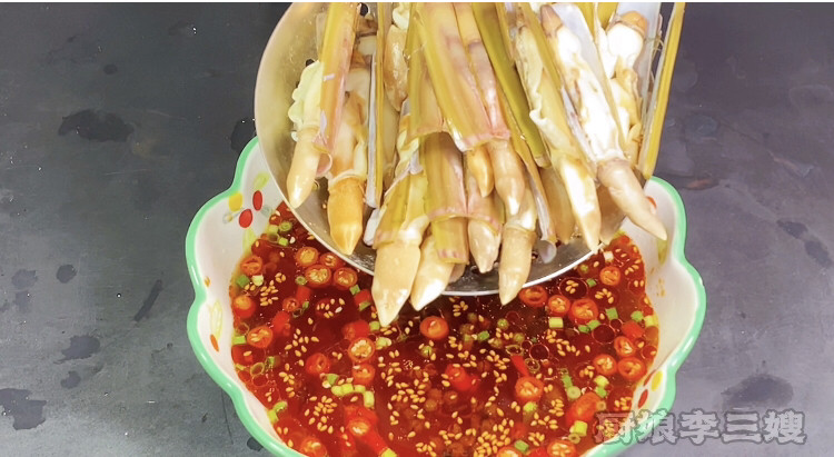 鲜香味美的辣卤竹节蛏制作方法,把刚才处理好竹节蛏倒在汤汁里并泡至入味