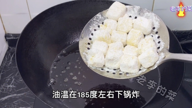 外酥里嫩的脆皮豆腐教程,下油锅炸