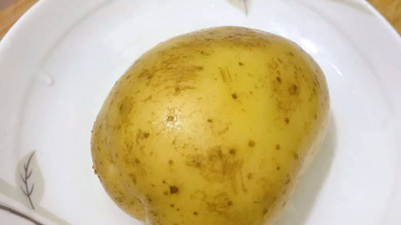 排骨土豆炖豆角,准备1个土豆，洗干净表皮
