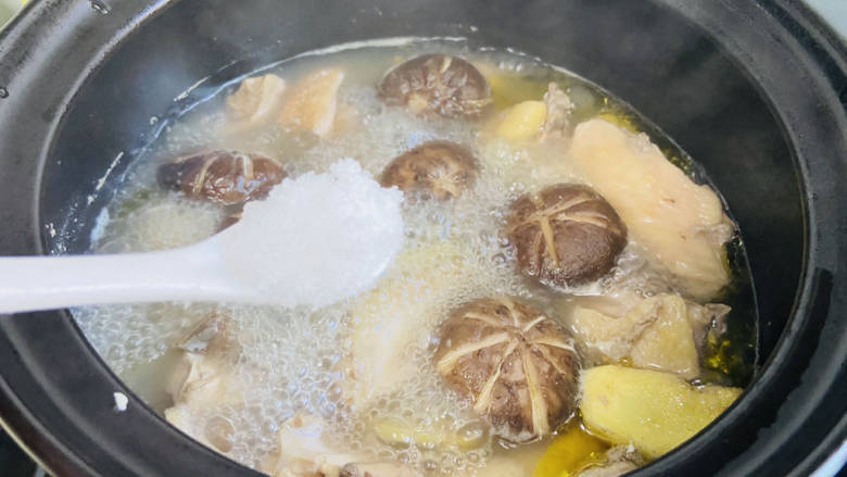 蘑菇鸡肉浓汤,根据个人口味加入适量盐