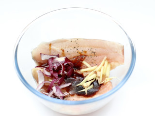 香酥风味鱼排（空气炸锅版）,加入洋葱和姜丝。