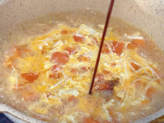 金针菇番茄汤,沸腾后淋入生抽，拌匀
