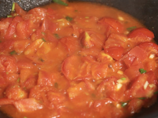 茄汁花菜,继续翻炒至西红柿软烂出汤。