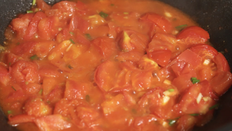 茄汁花菜,继续翻炒至西红柿软烂出汤。