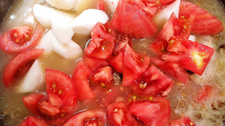 番茄排骨煲,炖煮半小时，放入西红柿、山药继续炖煮。