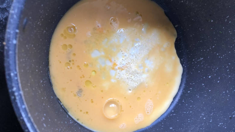 番茄黄瓜炒蛋,倒入蛋液稍微凝固。