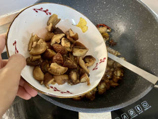 香菇烧鸭肉➕香菇山药烧鸭肉,加入香菇块，翻炒均匀