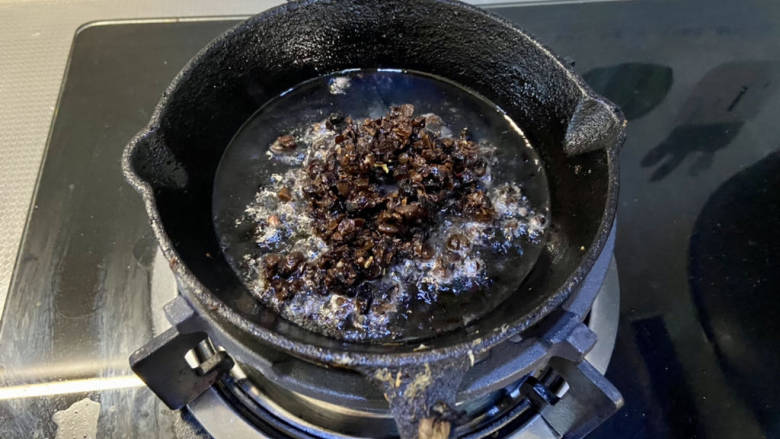 芋头蒸五花肉,热锅加入适量食用油，下豆豉碎，小火煸炒出香味