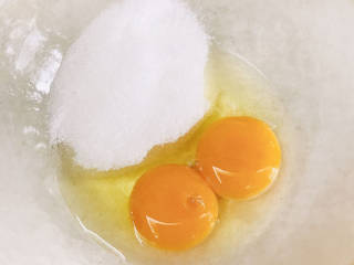 #闹元宵#可露丽,将白砂糖放入鸡蛋中。