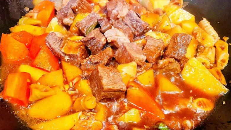 红焖牛肉煲,倒入卤好的牛肉和汤汁