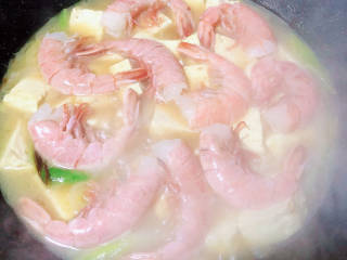 虾仁豆腐煲,加入大虾，盖盖儿继续慢炖10分钟。