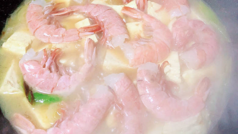 虾仁豆腐煲,加入大虾，盖盖儿继续慢炖10分钟。