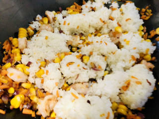 玉米虾仁蛋炒饭,倒入准备好的米饭翻炒均匀。