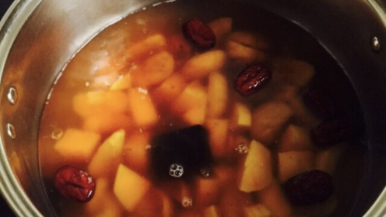 红薯栗子糖水,搅拌一下，盖上锅盖焖煮五分钟