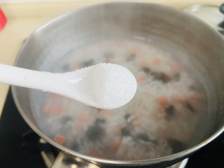 皮蛋火腿粥,根据个人口味加入适量盐