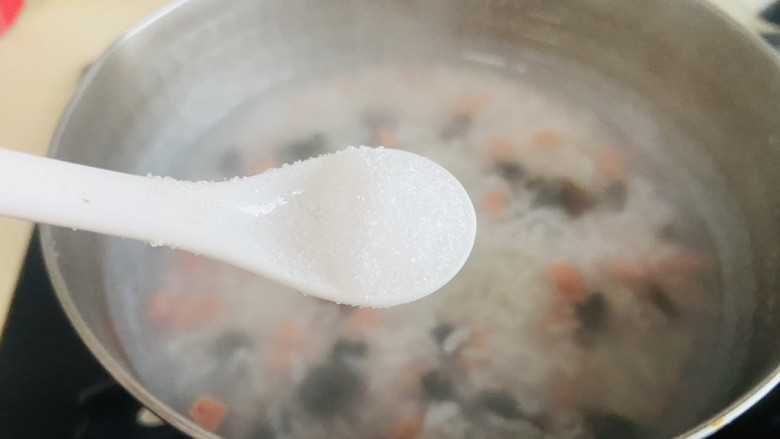 皮蛋火腿粥,根据个人口味加入适量盐