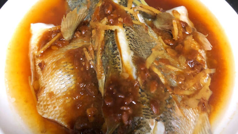 黄豆酱蒸鲈鱼,蒸至8分钟打开用根筷子刺下鱼背，若是可以刺穿表示已经好了，要是刺不穿继续蒸1-2分钟