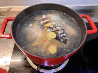 鱼头炖汤➕鱼头豆腐汤,鱼头转移到汤锅中，加入没过鱼头的开水