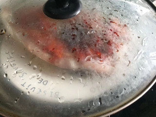 剁椒蒸鱼头,锅内水烧开，将鱼头放入蒸，到冒大气继续蒸5分钟左右