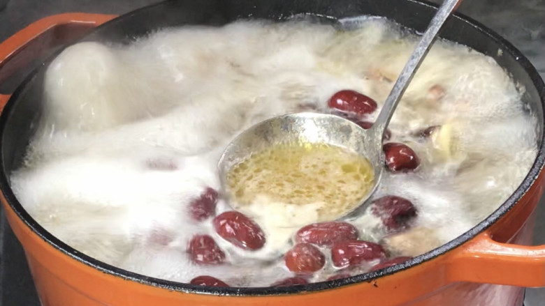 红枣香菇豚汤,撇去浮沫，转小火，盖上锅盖煮90分钟