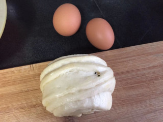 鸡蛋馍饼,准备一个馒头两个鸡蛋