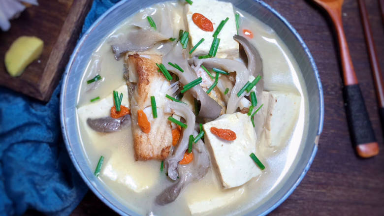 平菇豆腐清炖鱼汤,成品图