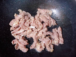 羊肉荞麦面,放入羊肉卷翻炒均匀。