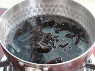 炝炒藕片,锅中烧开水，下入黑木耳焯烫约三分钟，捞出沥干水分。